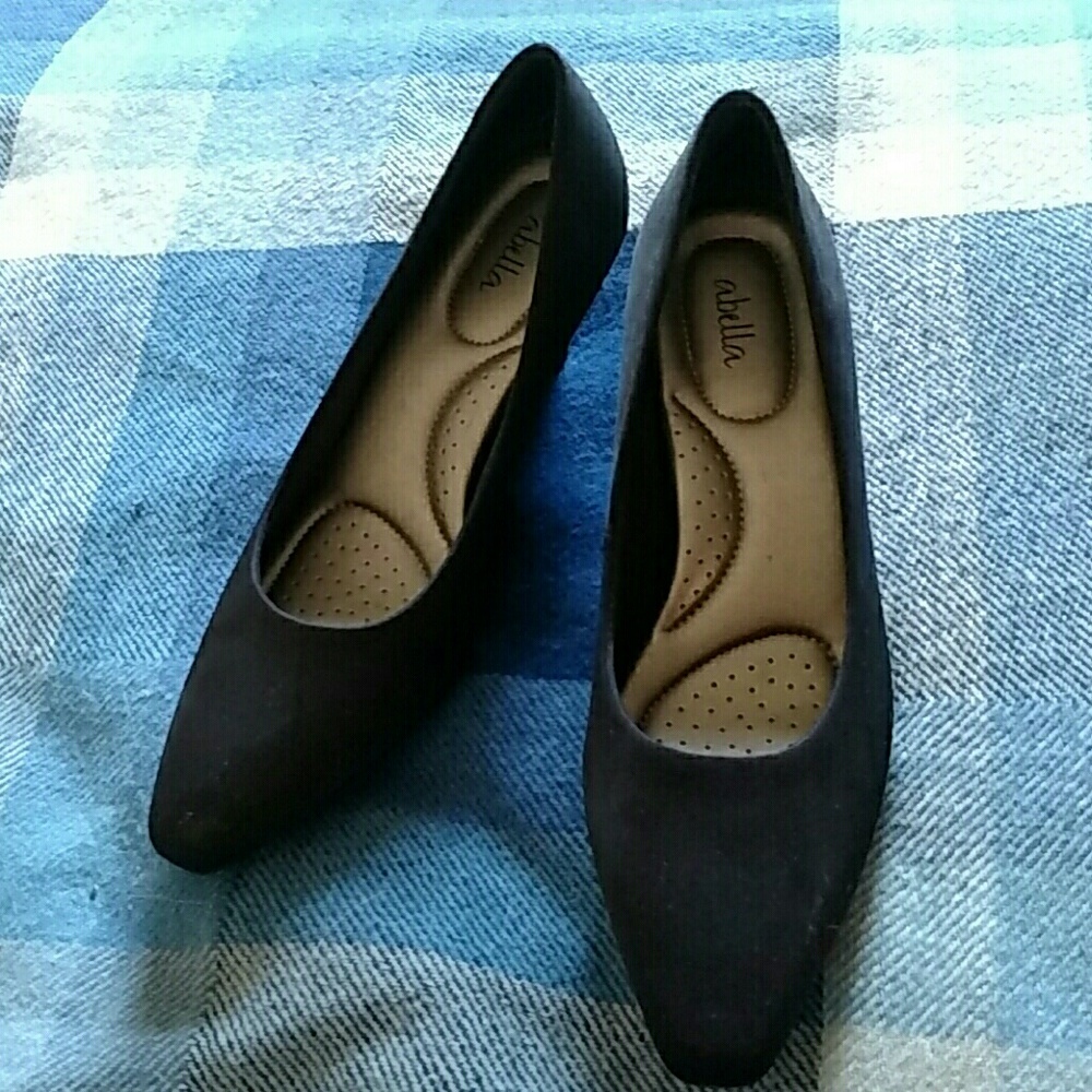 Selling black shoes with a one inch heel.